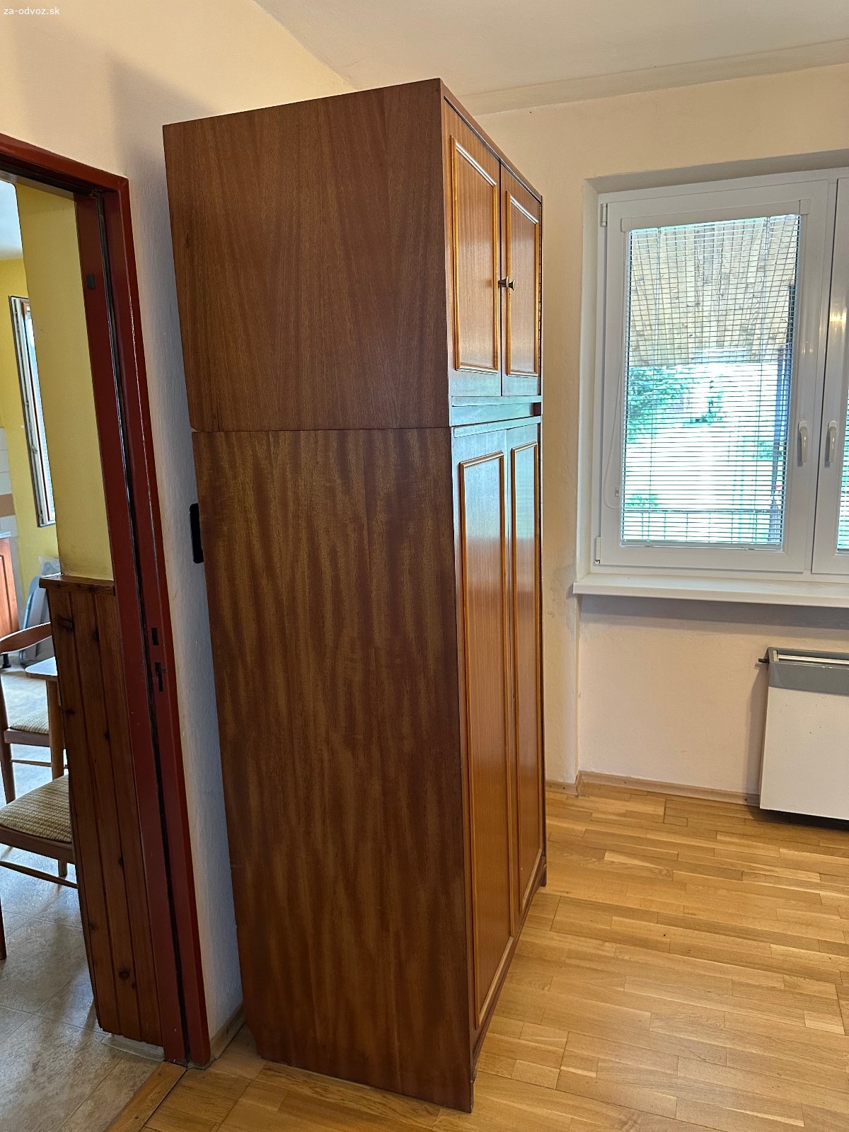 Darujem obývačkovú stenu a skriňu za odvoz. Darujem obývačkovú stenu, 4 sektory s rozmermi: š 90 cm, v 210 cm, h 35 cm hore, 50 cm dole a skriňu v 210 cm, š 90 cm, h 57 cm.  Osobný odber Budmerice. Píšte mail.