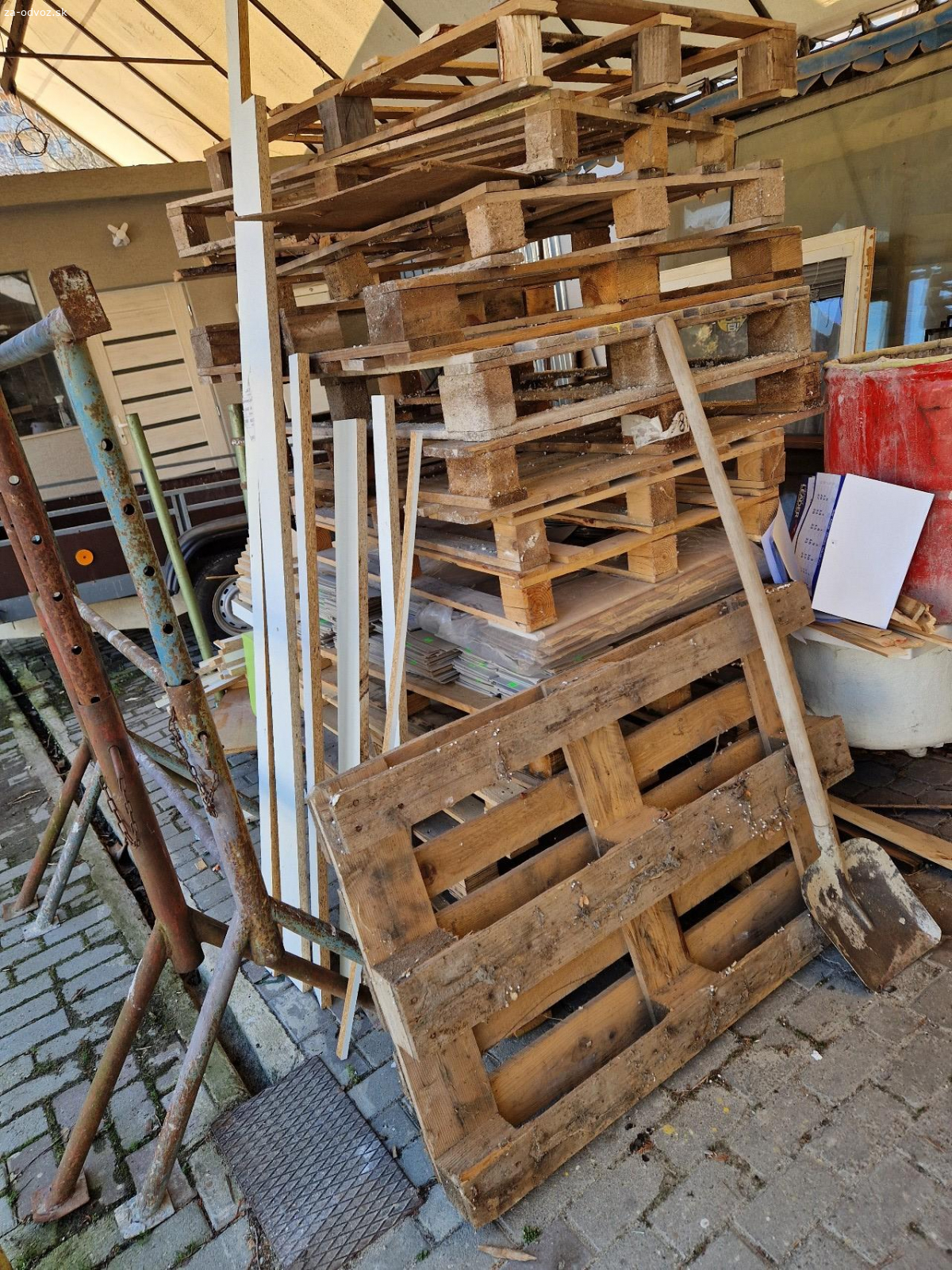 Darujem palety a drevo