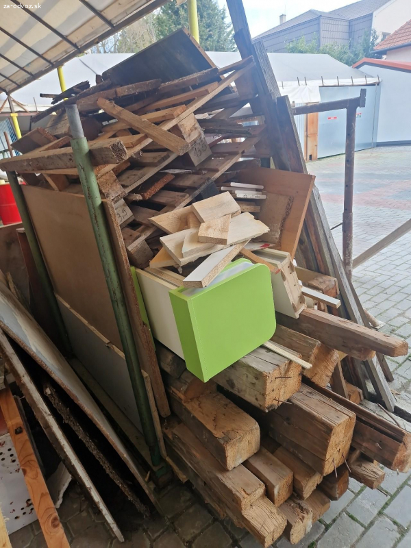 Darujem palety a drevo