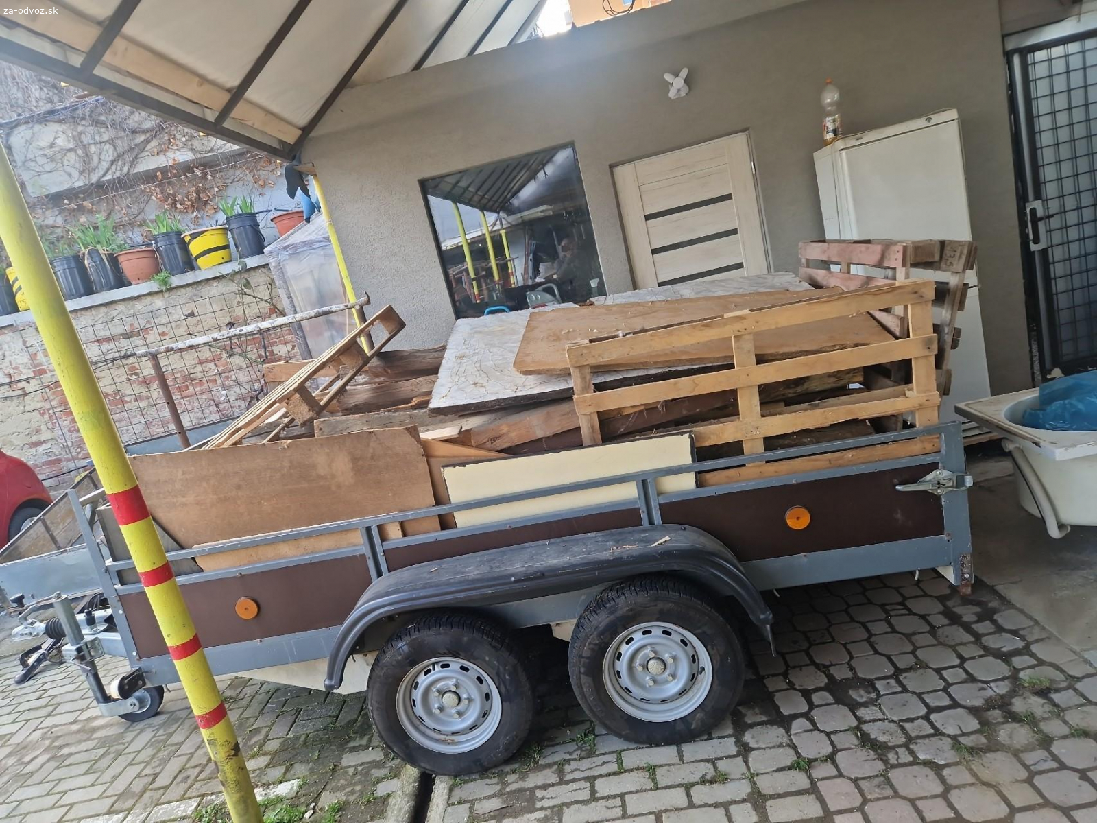 Darujem palety a drevo