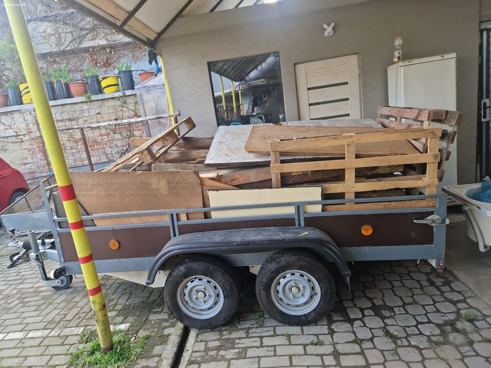 Darujem palety a drevo