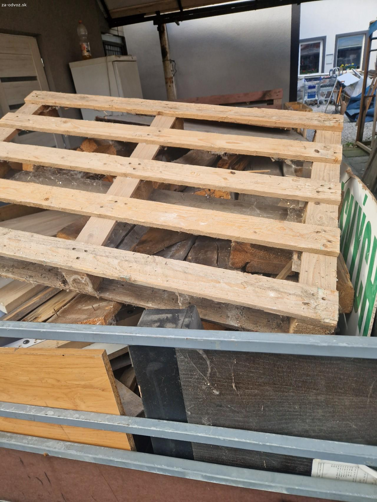 Darujem palety a drevo