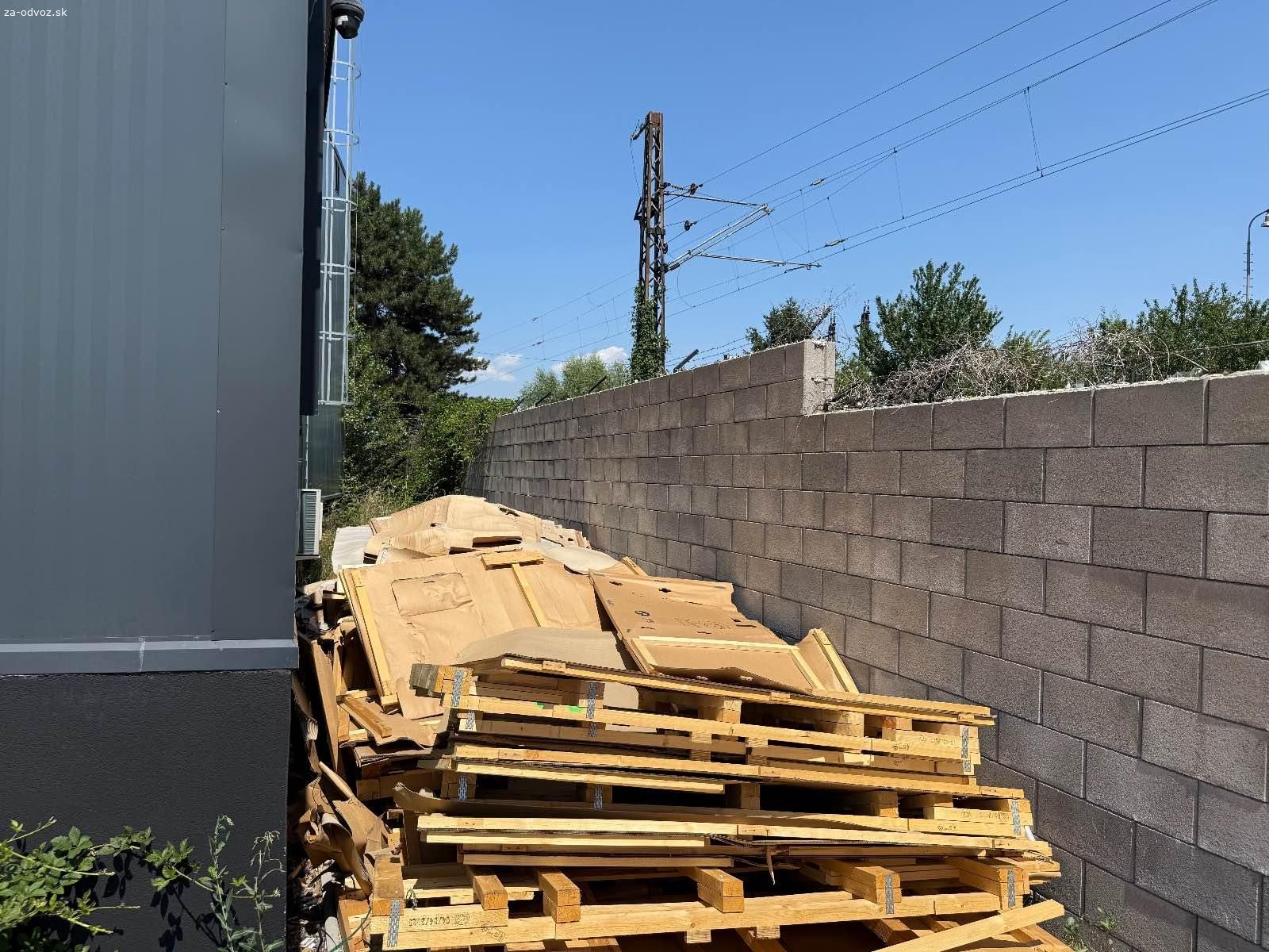 Darujem palety a kartóny