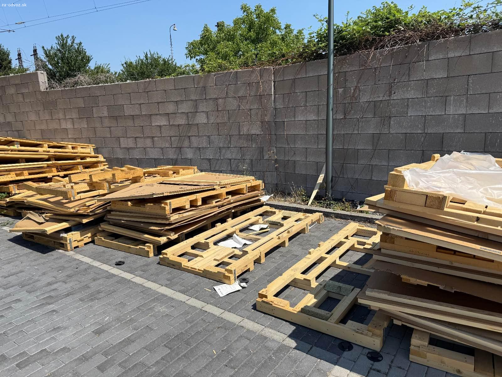 Darujem palety a kartóny