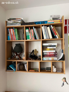 Darujem písací stôl a policu