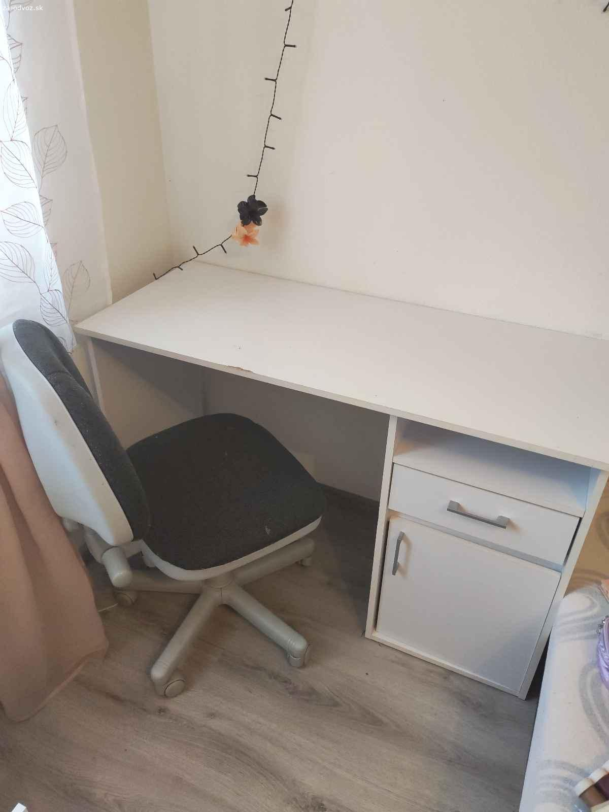 Darujem písací stôl a stoličku