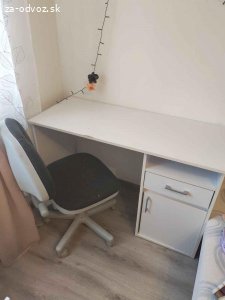 Darujem písací stôl a stoličku