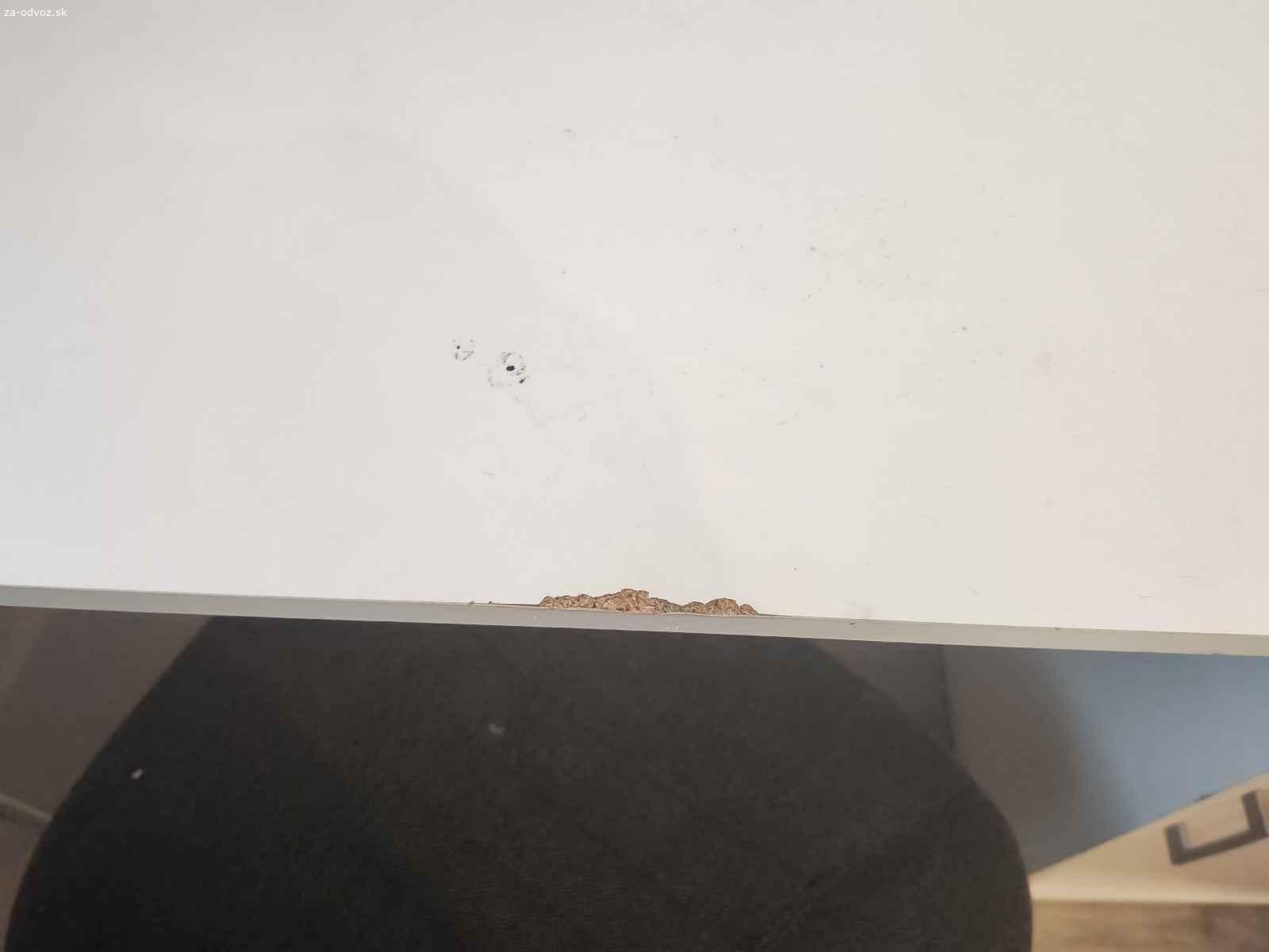 Darujem písací stôl a stoličku