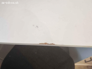 Darujem písací stôl a stoličku