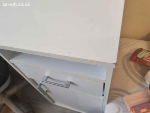 Darujem písací stôl a stoličku