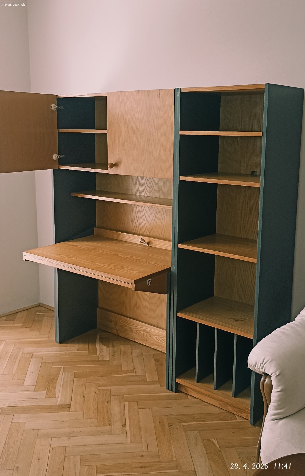 Darujem písací stôl so skrinkou.. Darujem pracovný kút zo študentskej izby.