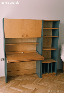 Darujem písací stôl so skrinkou.