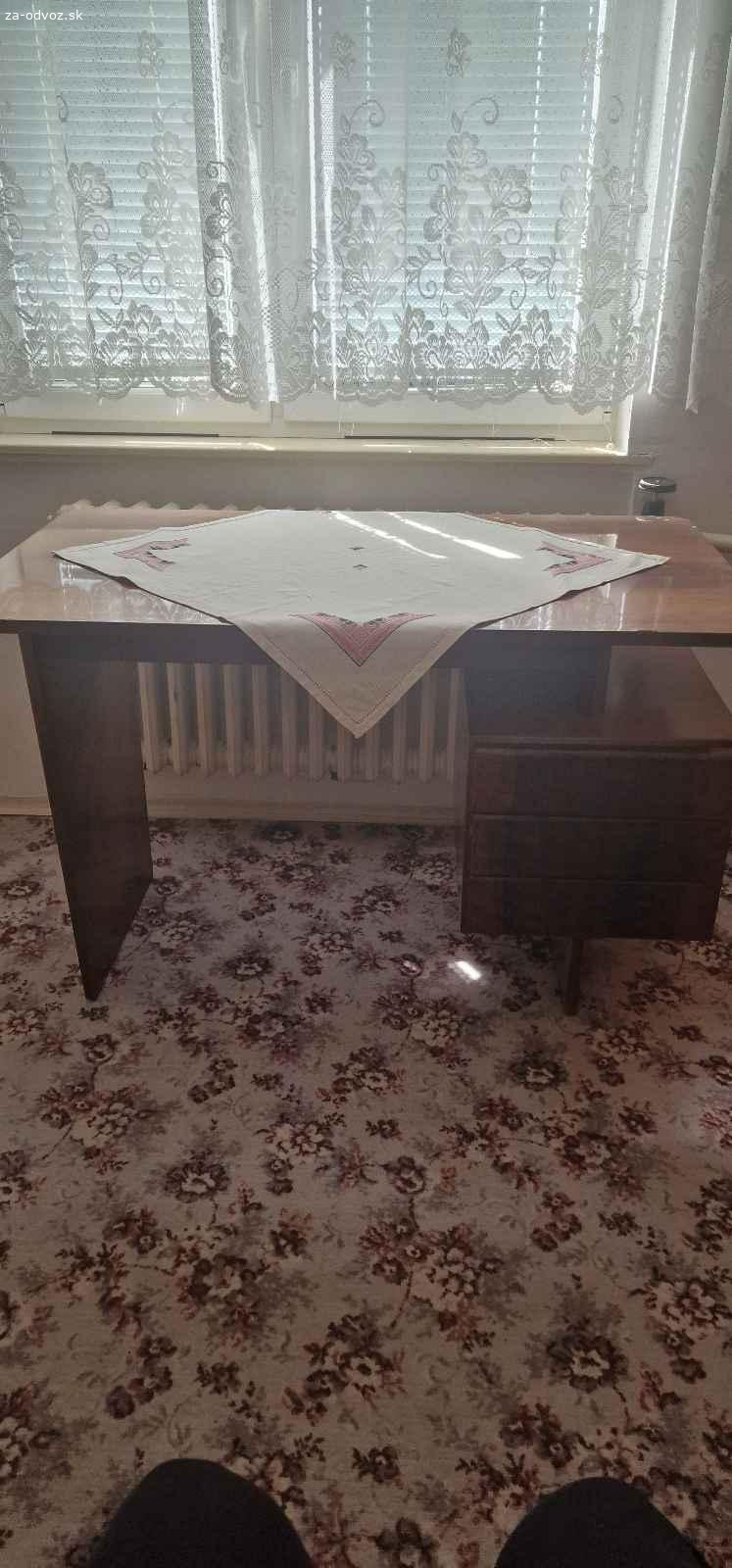 Darujem písací stôl