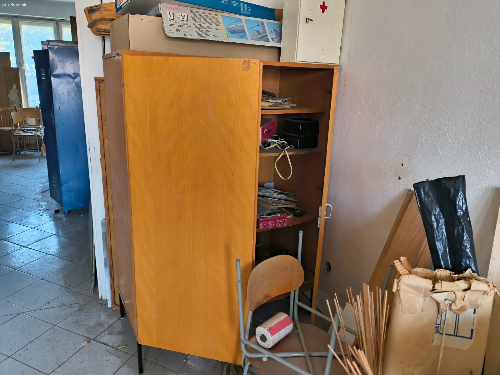 Darujem plechove a drevene skrine. Darujem za odvoz plechové skrine drevene skrine , police , písacie stoly , stoličky . Podmienka je že si to sami naložíte a odveziete . Je to v miestnosti na vyvýšenom prízemí . Košice sever