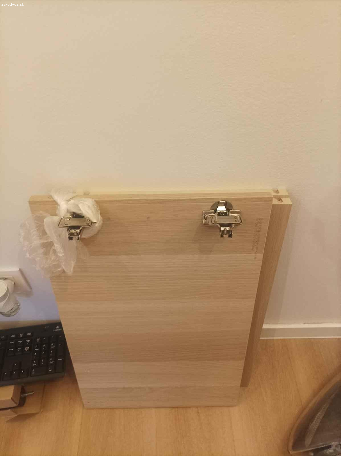 Darujem poličky a dvierka do skrinky besta ikea