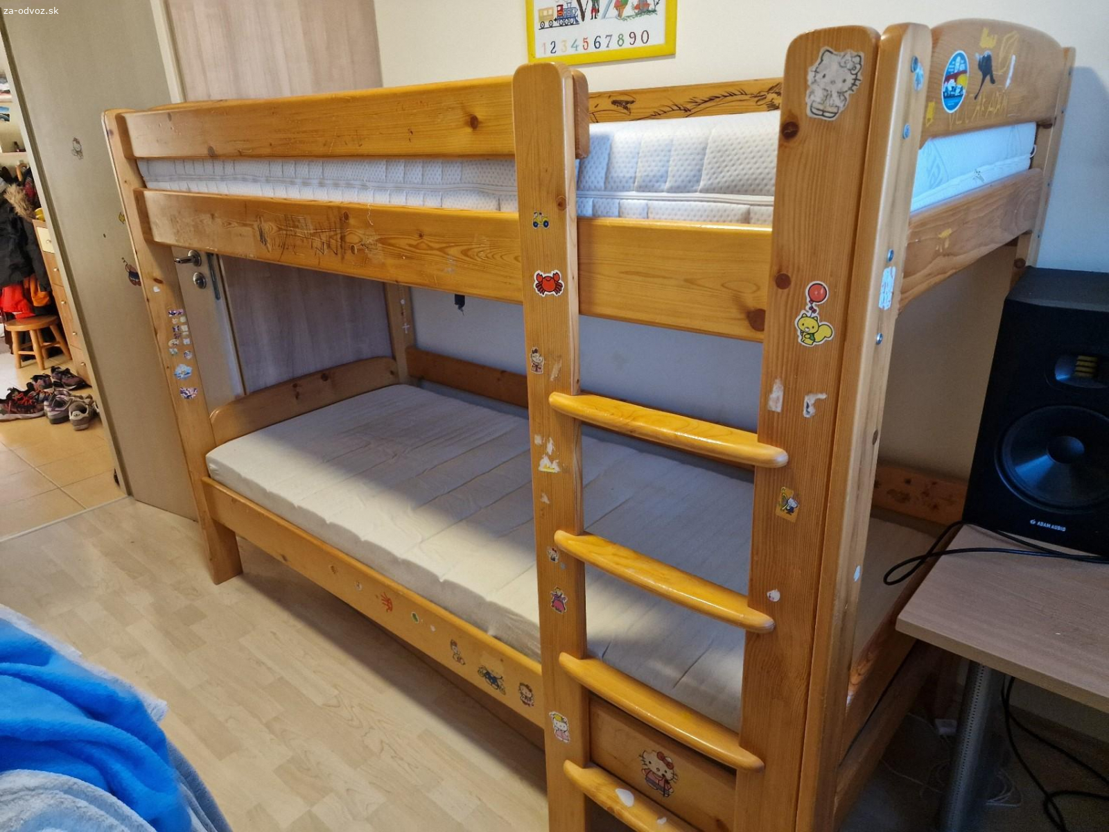 Darujem poschodovú posteľ