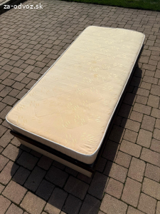 darujem postel s matracom a perinami