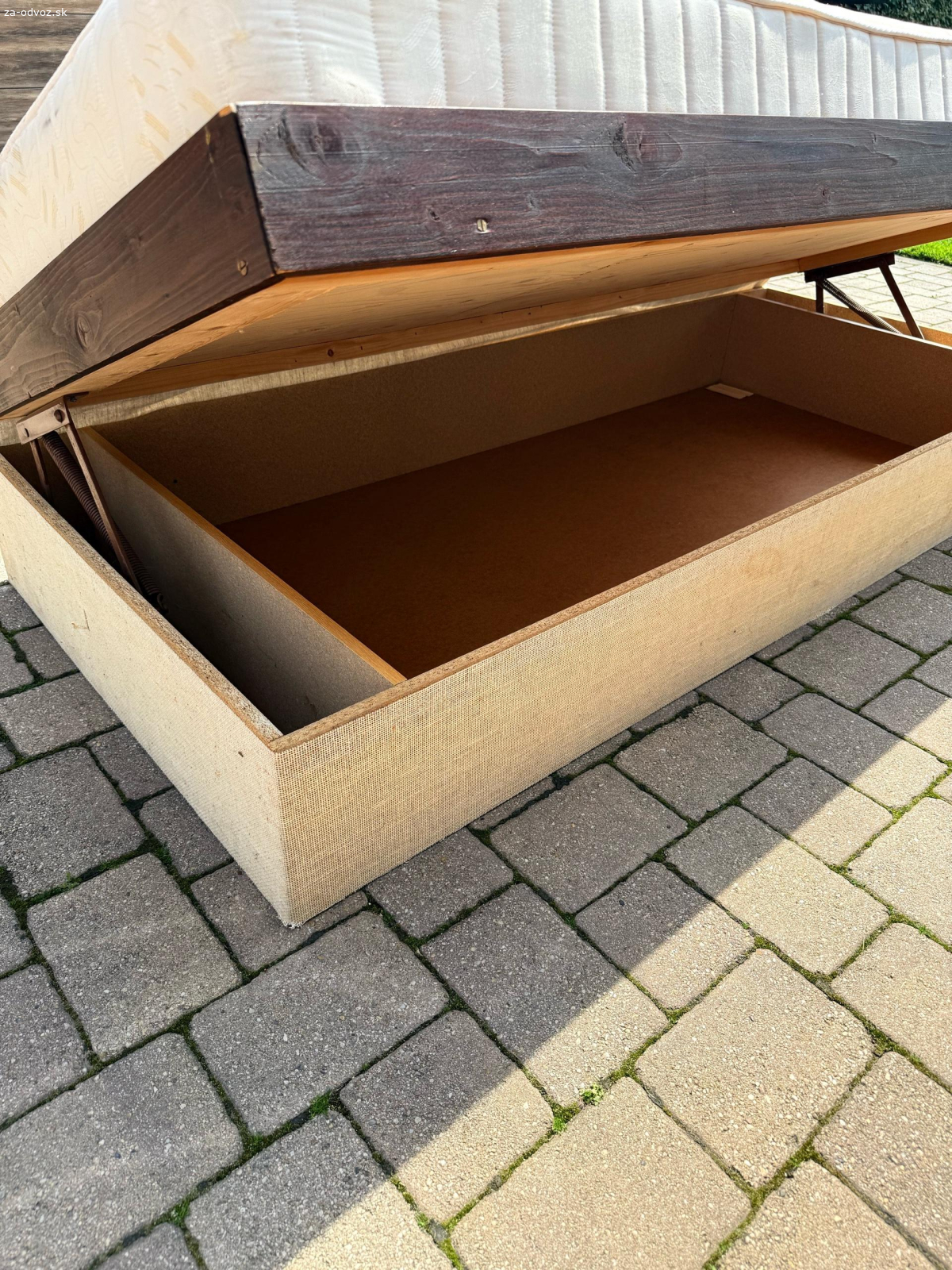 darujem postel s matracom a perinami