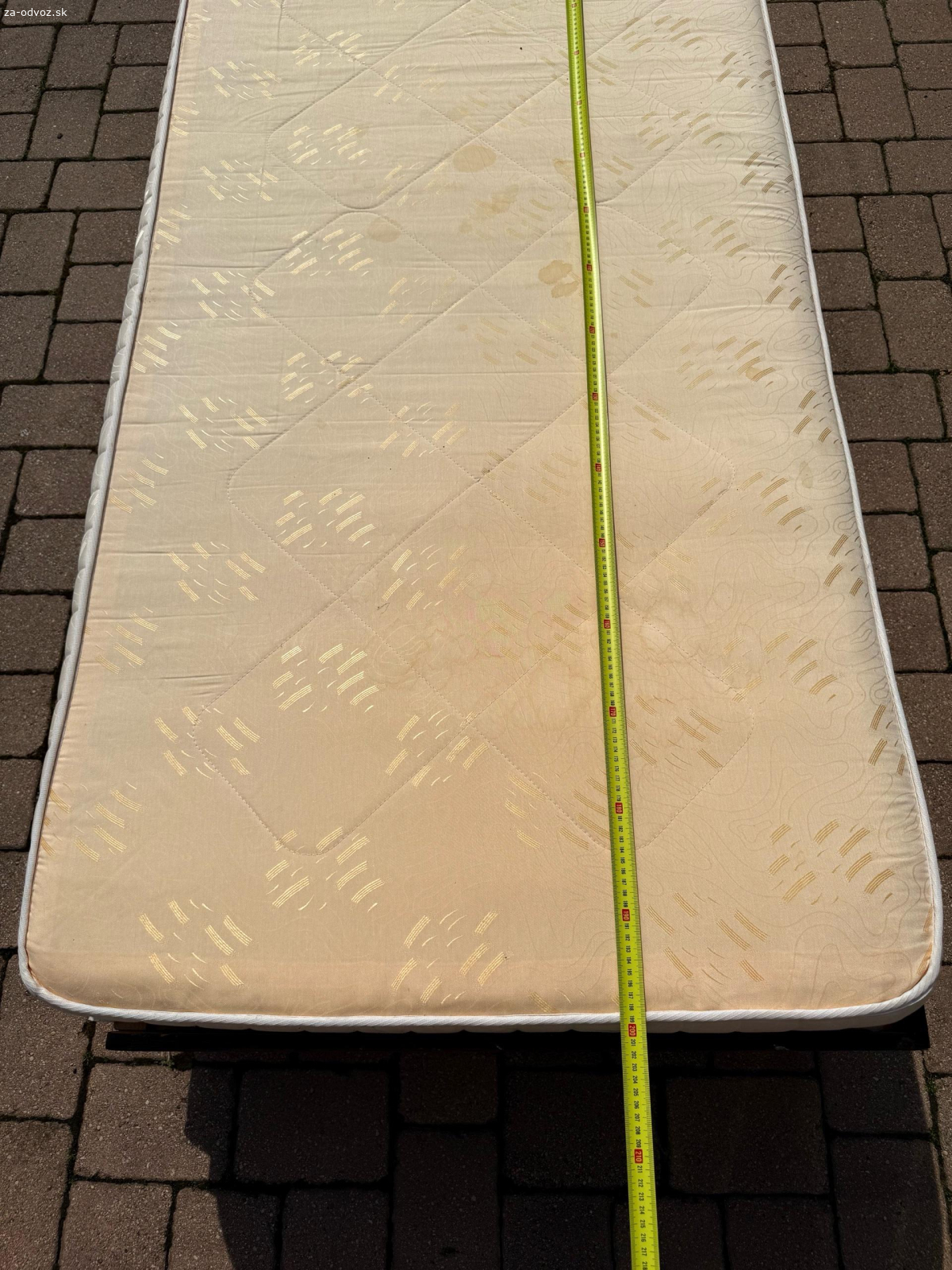 darujem postel s matracom a perinami