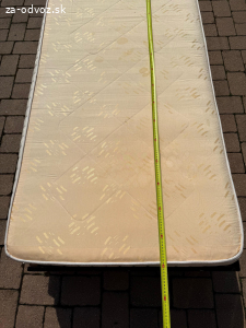darujem postel s matracom a perinami