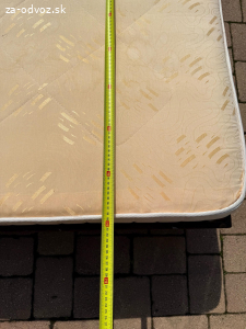 darujem postel s matracom a perinami