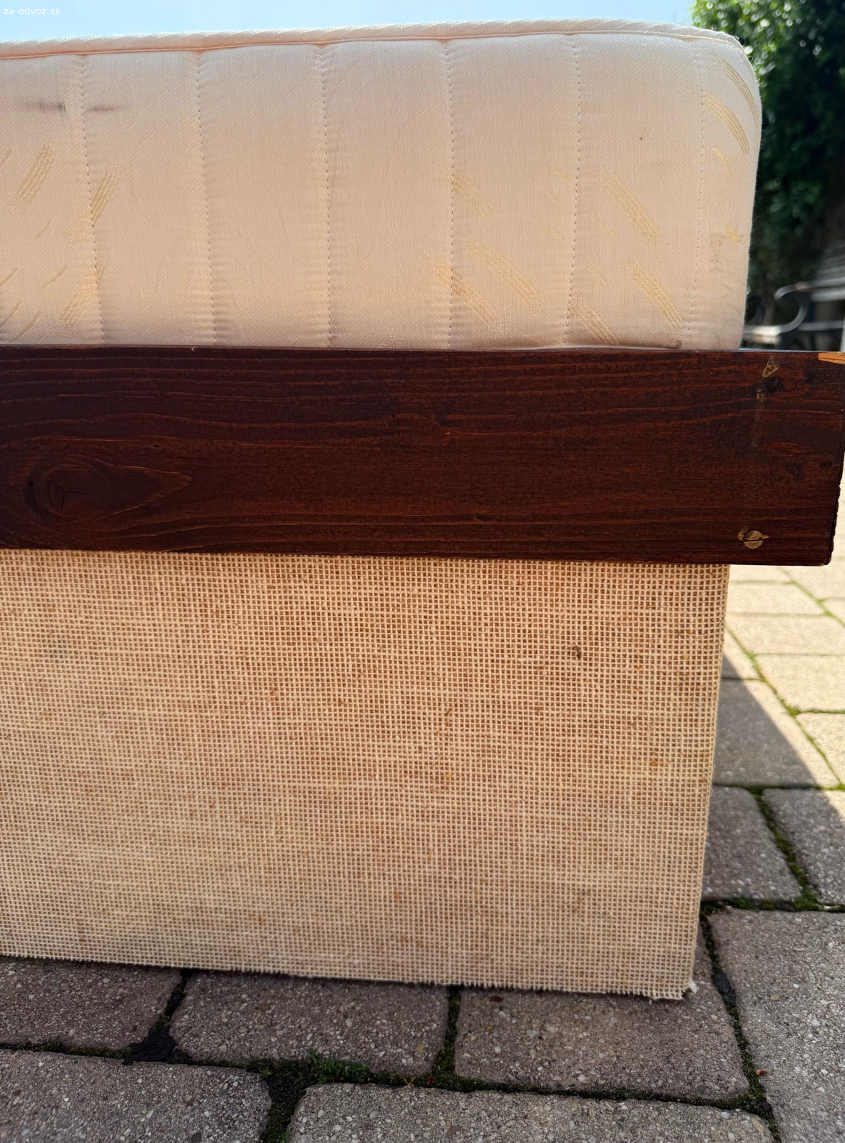 darujem postel s matracom a perinami