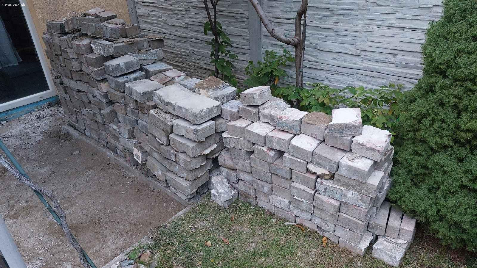 Darujem použitú zámkovú dlažbu