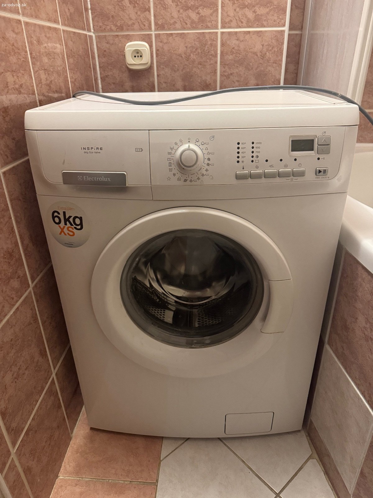 Darujem pracku. Darujem Electrolux pracku - pouzivana a starsia ale plne funkcna a cista. Nachadza sa v Nitre. Osobny odber.