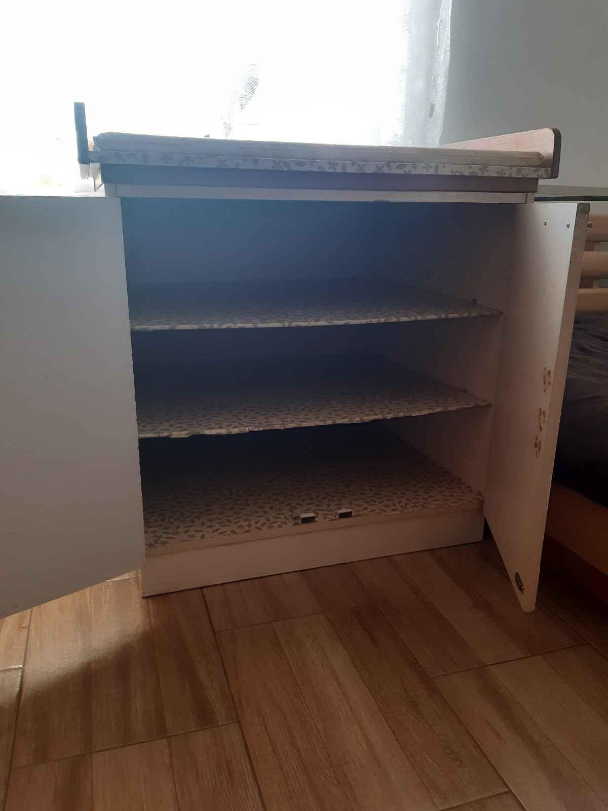 Darujem prebalovaci pult a mimona.