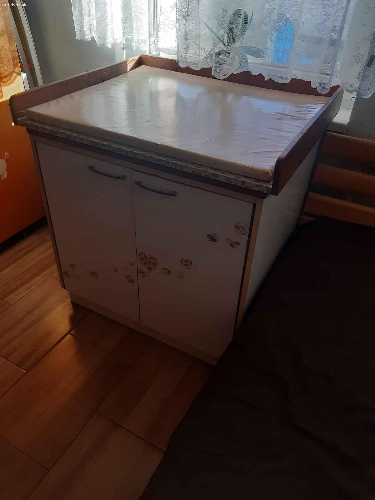 Darujem prebalovaci pult a mimona.