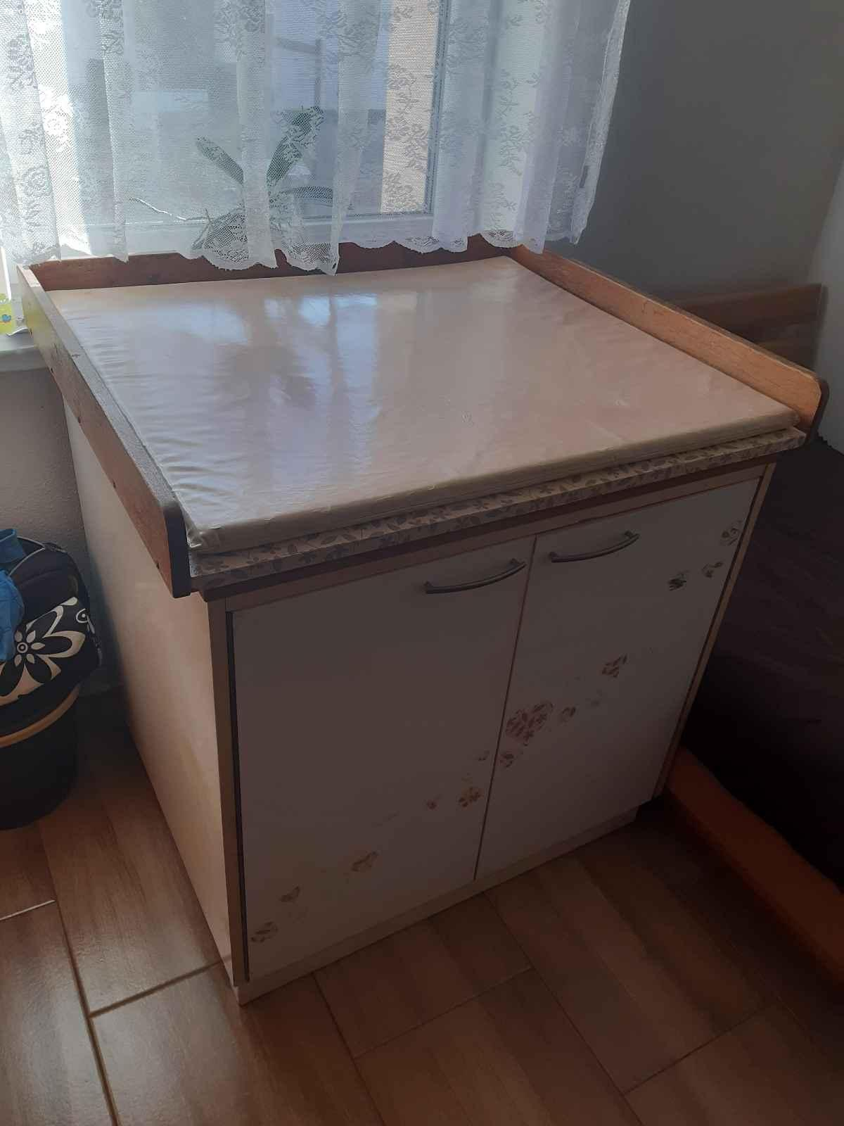 Darujem prebalovaci pult a mimona.