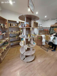 Darujem regaly do predajne