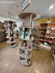 Darujem regaly do predajne