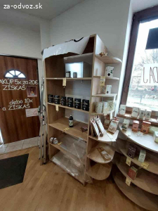 Darujem regaly do predajne