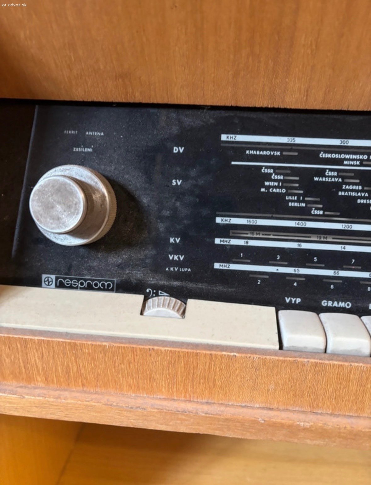 Darujem retro gramofón. Darujem za čokoládu retro gramofón. Rádio funkčné.