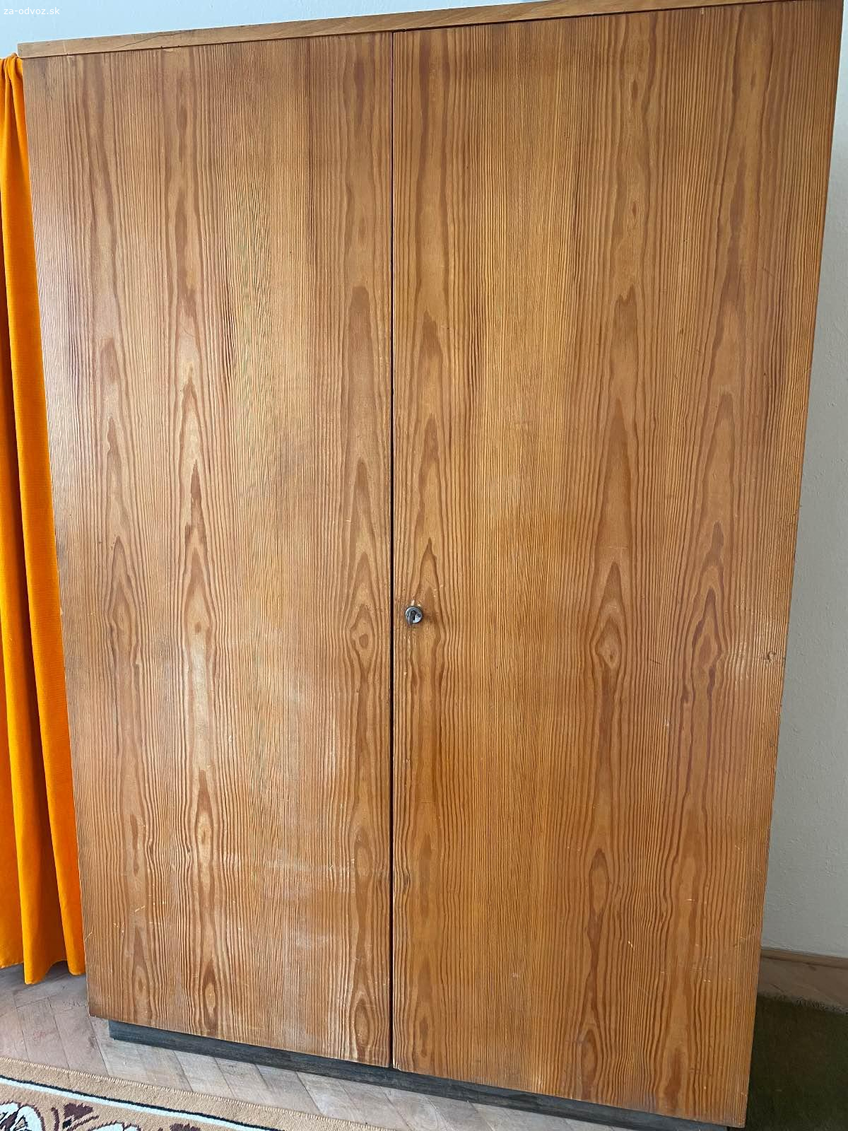 Darujem retro šatnikovu skriňu