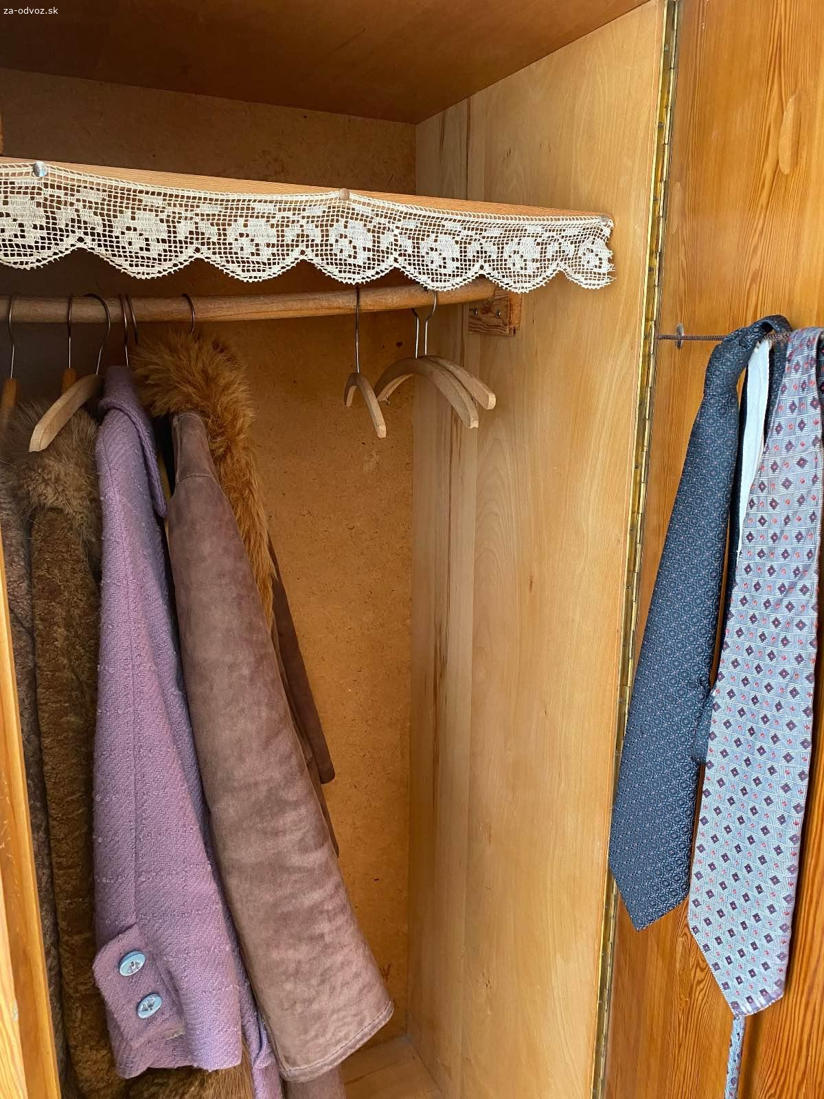 Darujem retro šatnikovu skriňu