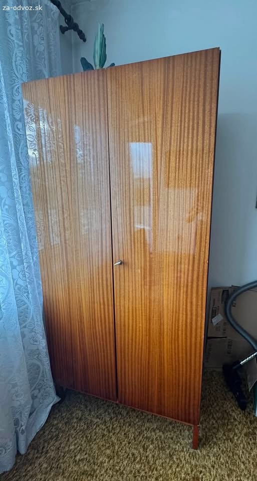 Darujem retro skrine. Darujem za odvoz starší, stále funkčný nábytok.

Je používaný a má známky opotrebenia, no ešte môže niekomu dobre poslúžiť.

4 ks retro skríň.


Odvoz a vynesenie si treba zabezpečiť.



Lokalita: Štrkovec



V prípade záujmu mi napíšte správu.