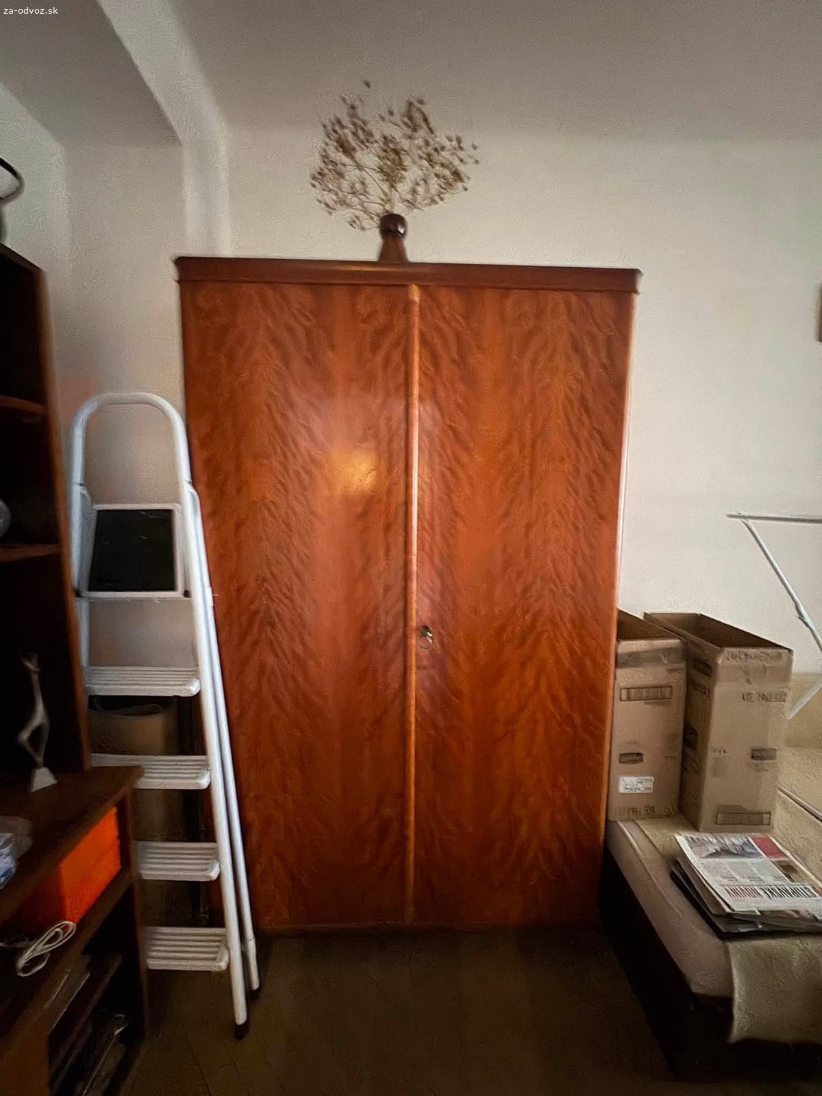 Darujem retro skrine. Darujem za odvoz starší, stále funkčný nábytok.

Je používaný a má známky opotrebenia, no ešte môže niekomu dobre poslúžiť.

4 ks retro skríň.


Odvoz a vynesenie si treba zabezpečiť.



Lokalita: Štrkovec



V prípade záujmu mi napíšte správu.