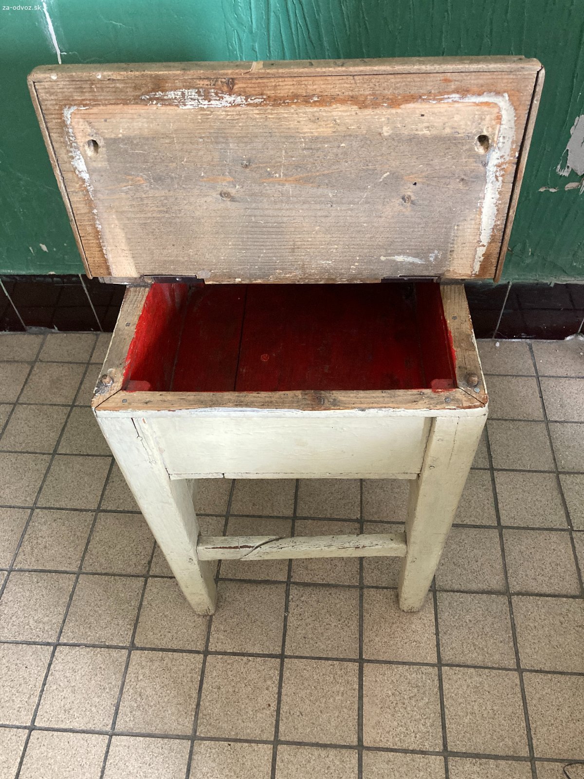 Darujem retro štokrlík. Darujem starší retro štokrlík - otvárací s menším úložným priestorom
Rozmery: 39 x 39 cm, výška 49 cm
Osobný odber - Bratislava-Staré mesto