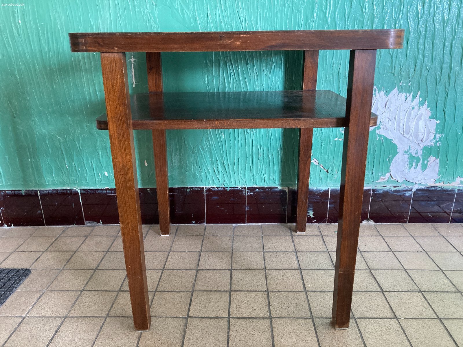 Darujem retro stolík. Darujem za odvoz retro stolík v zachovalom stave.
Rozmery: 50 cm (hĺbka), 68 cm (výška), 65 cm (šírka)
Osobný odber - Bratislava-Staré mesto