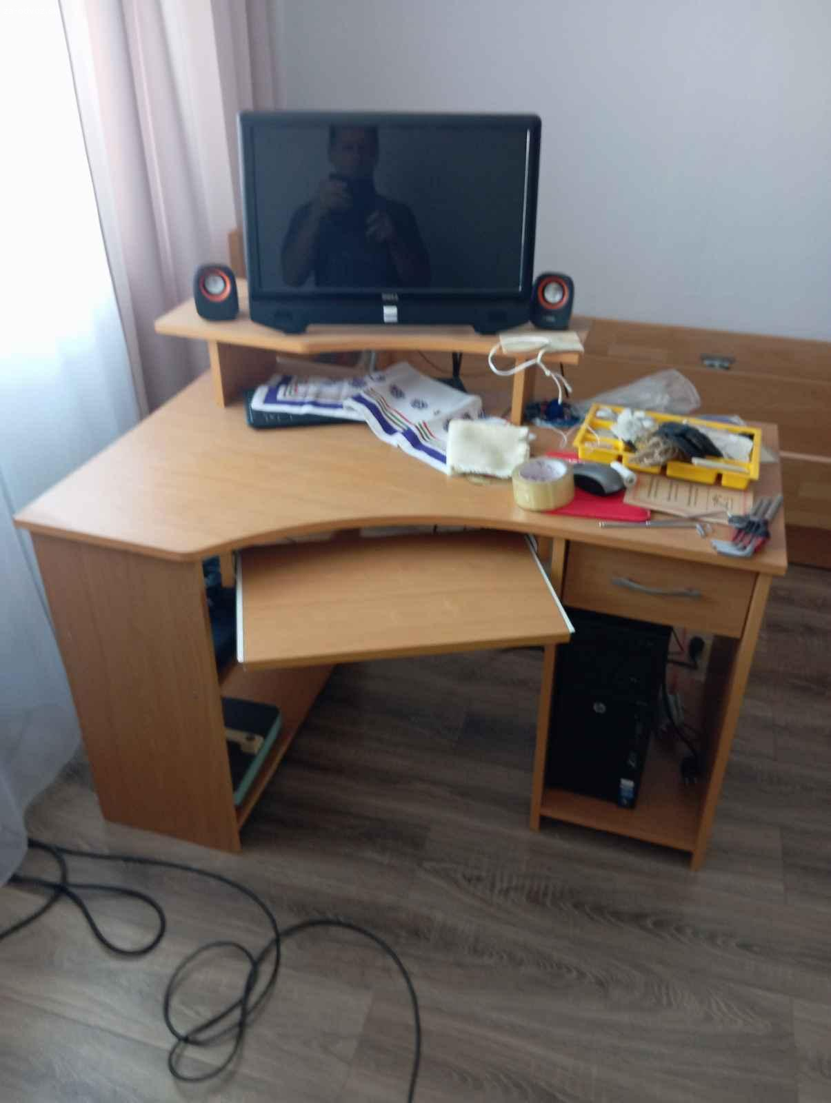 Darujem rohový počítačový stolik a stoličku