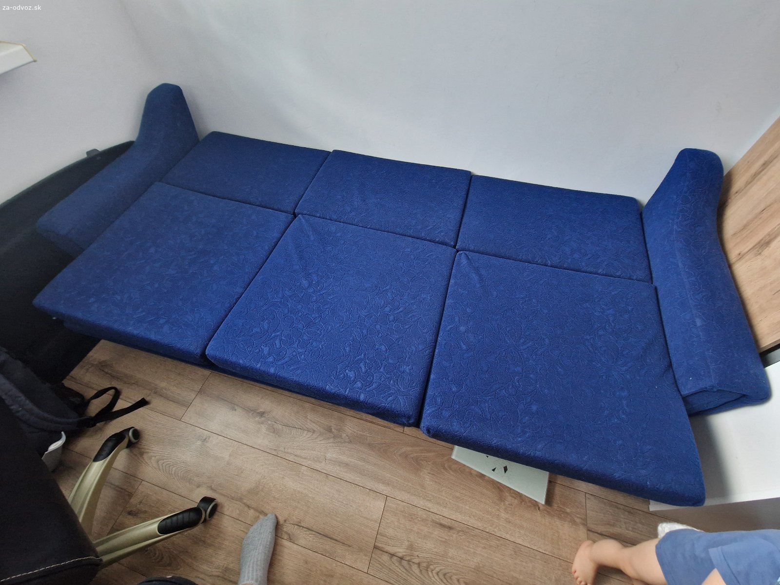 DARUJEM rozkladací gauč. Darujem za odvoz rozkladací gauč, s odkladacím priestorom, cca 210*80*80 cm
pridáme doplnkový matrac dormeo cca 200*70*5cm, ktorý sme na ňom mali keď bol roztiahnutý
Karlova Ves, nutné si ho zniesť a odviesť