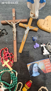 Darujem rôzne náboženské predmety