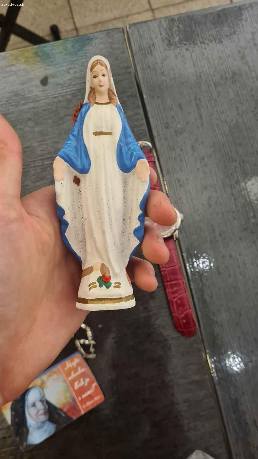 Darujem rôzne náboženské predmety