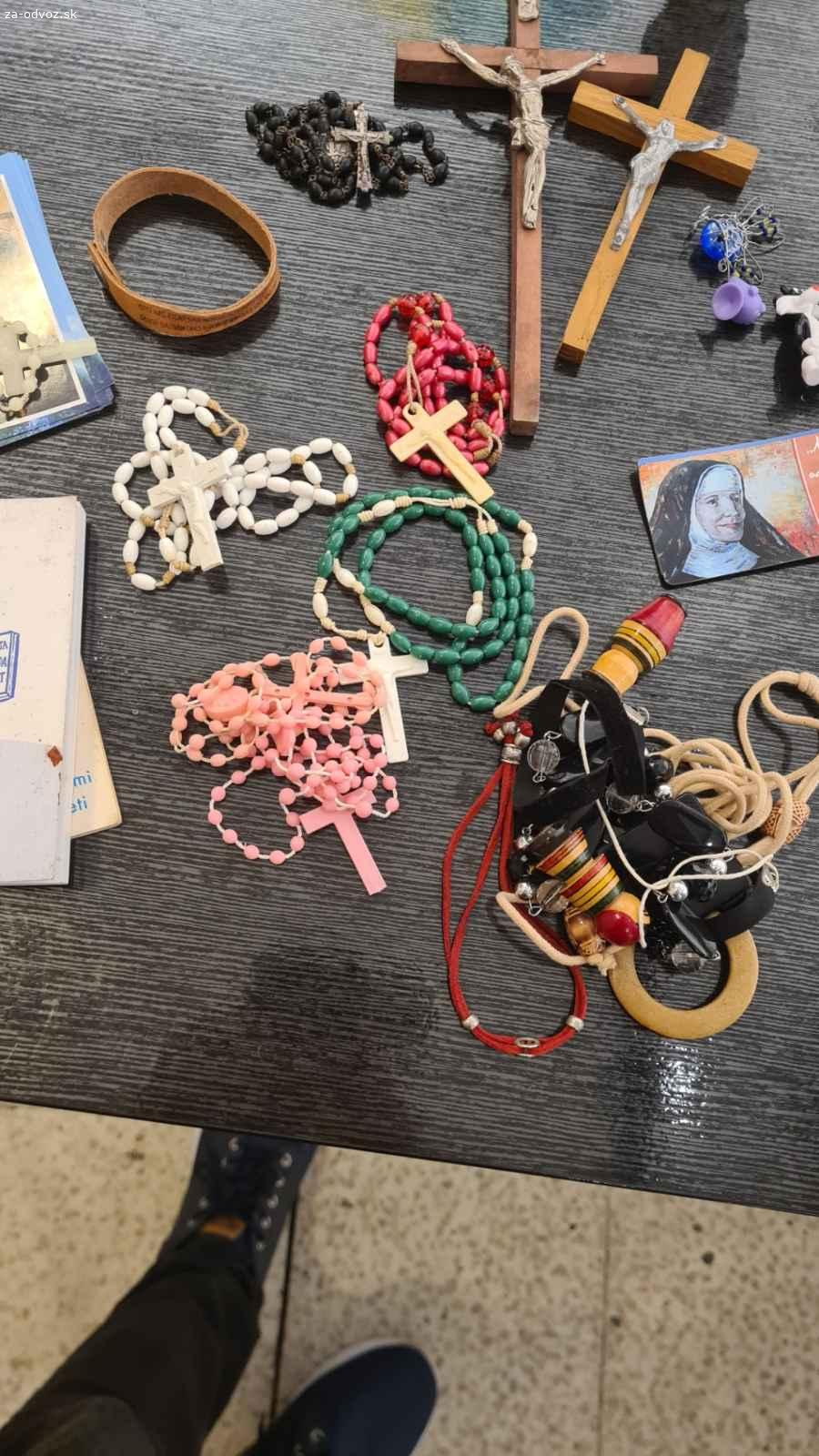 Darujem rôzne náboženské predmety