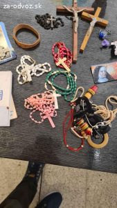 Darujem rôzne náboženské predmety