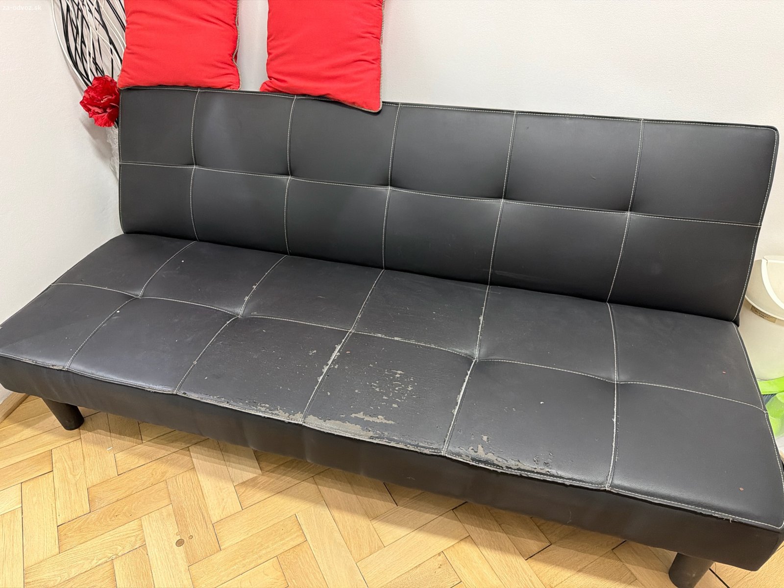 darujem roztahovaci gauc. Roztahovaci gauc s rozmermi šírka 180cm, hĺbka 90cm a výška 35cm. v roztiahnutím stave rozmer 110cmx180cm. Koženkový poťah je zničený, vid foto, ale je to len únavou materiálu- gauc je malo používaný a nepresedeny. Či už si precalunite alebo zakryjete, vie ešte poslúžiť.