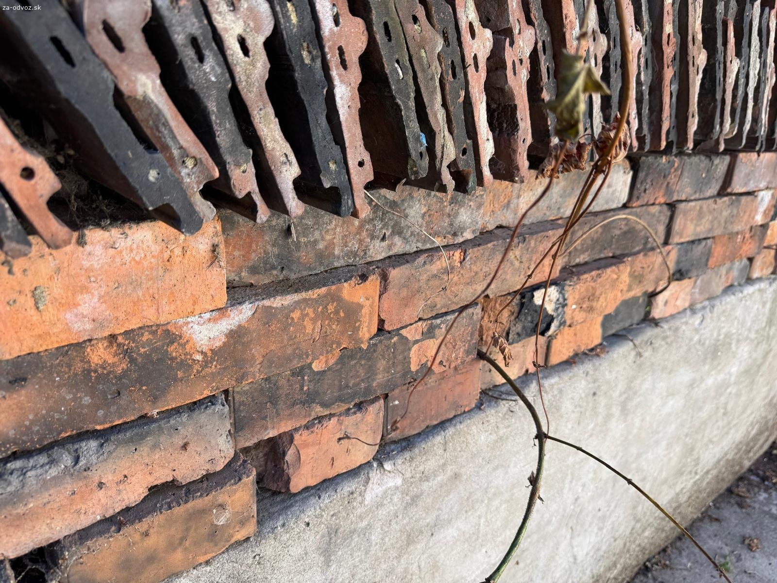 Darujem rustikálne tehly, škridlu a kachličky.. Darujem za odvoz rustikálne tehly a škridlu. Materiál sa nachádza v Bratislave v Starom meste. V nehnuteĺnosti sa nachádza aj starý nábytok či staré trámy. Prípadne nepoužité kachličky.