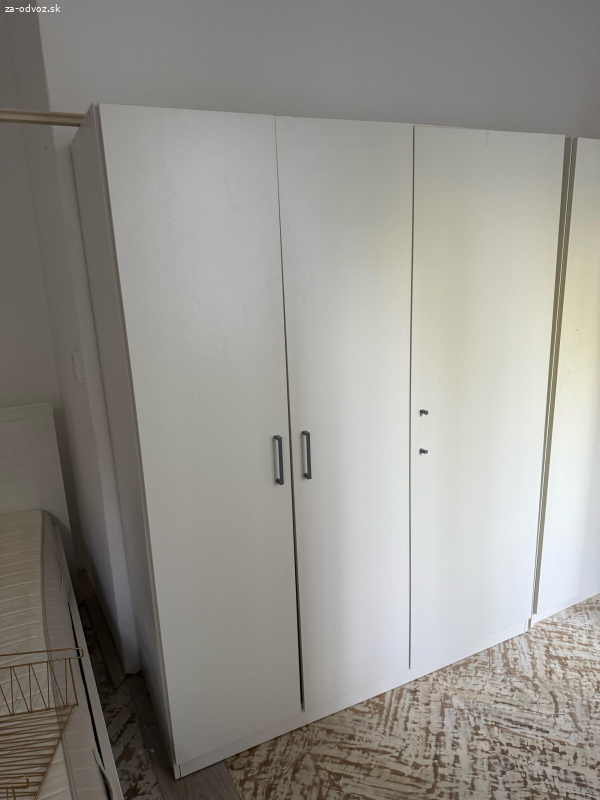 Darujem šatnikovú skriňu